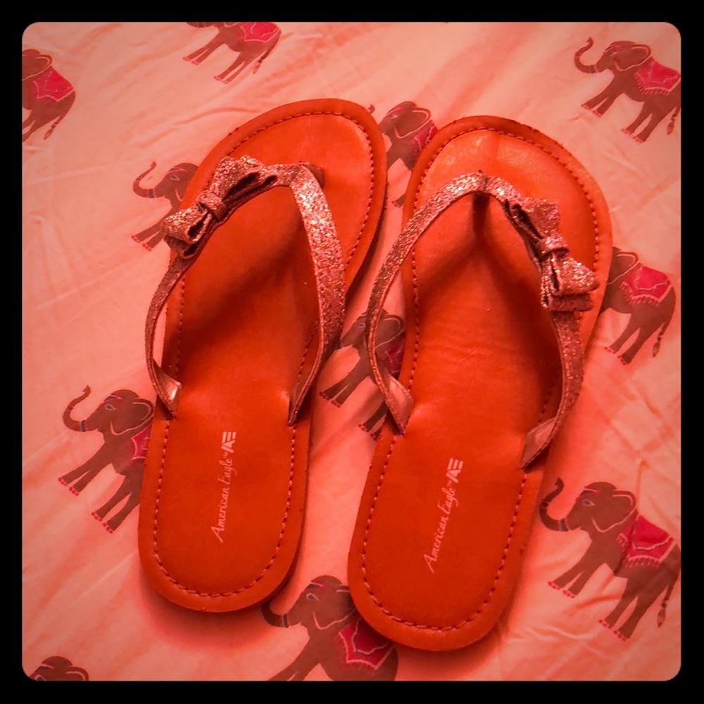 Sparkly flip-flops. Whit bow